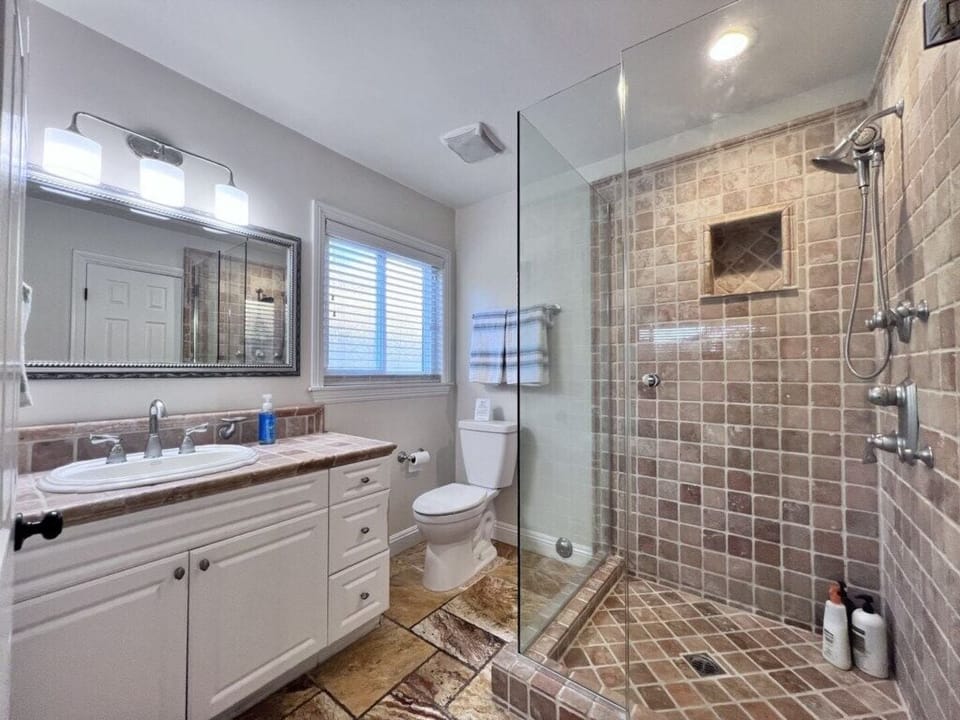 Snazzy 6 Bedroom 3 Bath Pool Home 1/2 Mile Walk to Disney House in Anaheim
