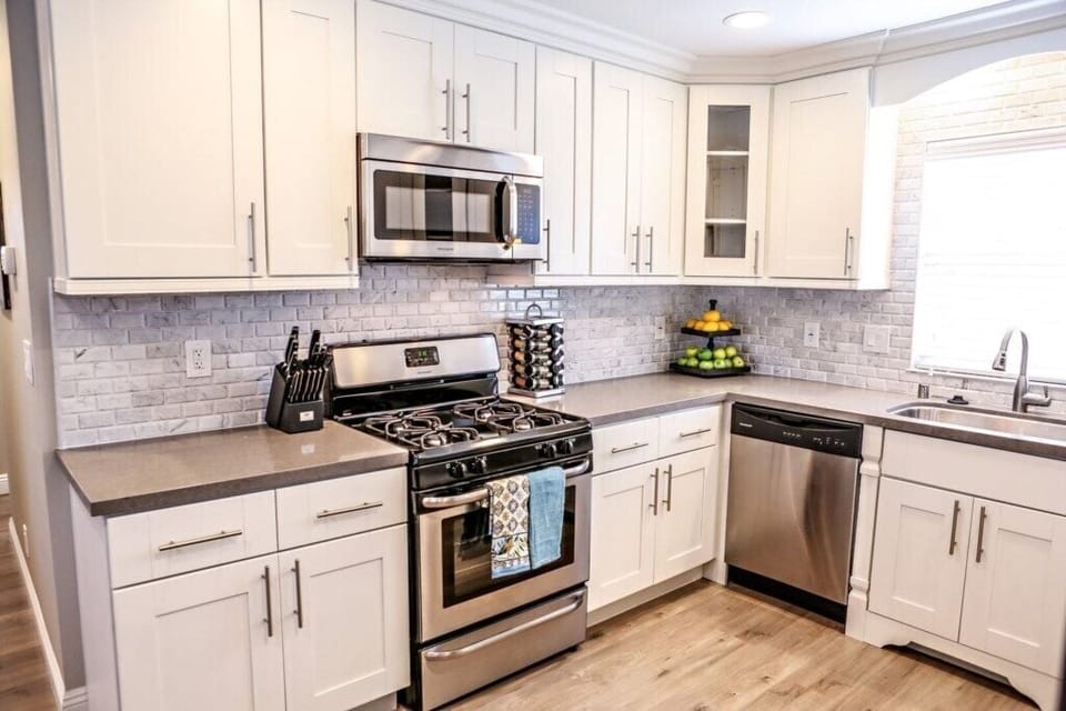 House, Multiple Beds, Kitchen, City View (Destination #37) | Private kitchen | Electric kettle