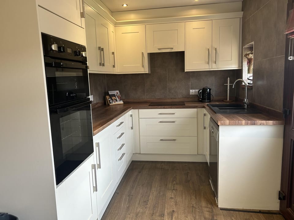 Cottage | Private kitchen | Fridge, microwave, oven, stovetop