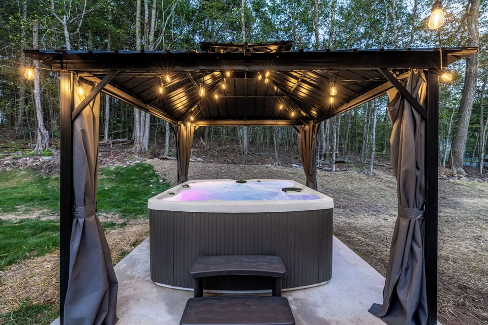 Brand new hot tub and Gazebo. Pocono Mountains Family Friendly & Kid Friendly Amenities, Hot Tub, Sauna, Fire Pit, Grill, Game room, Gaming stations, Pool, Ski, Hike