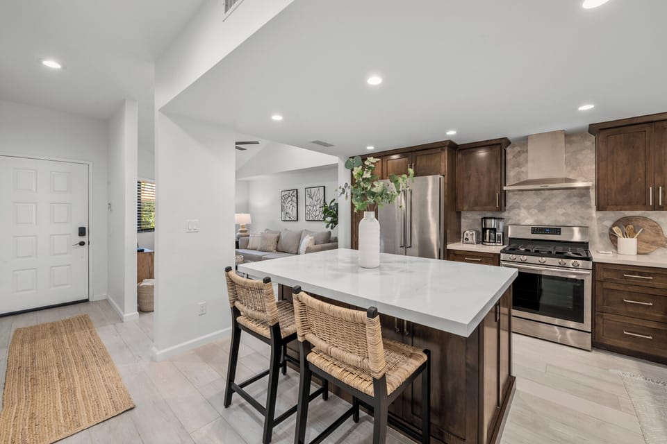 Large Island w/Barstool Seating