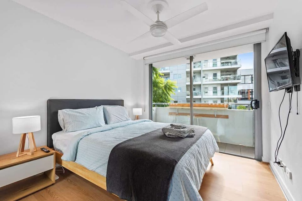 Queen bed, Overhead Fan, Smart TV, Built-in Wardrobe + Balcony