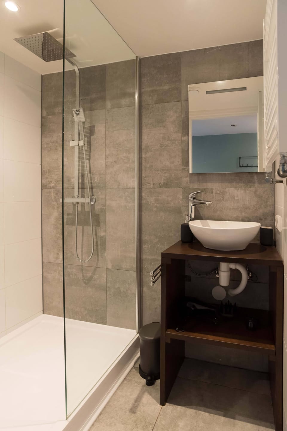 Bathroom - shower & washbasin