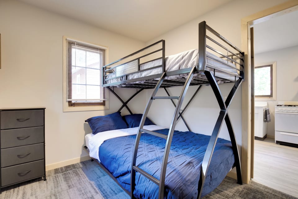 Bedroom 2 | Twin/Full Bunk Bed