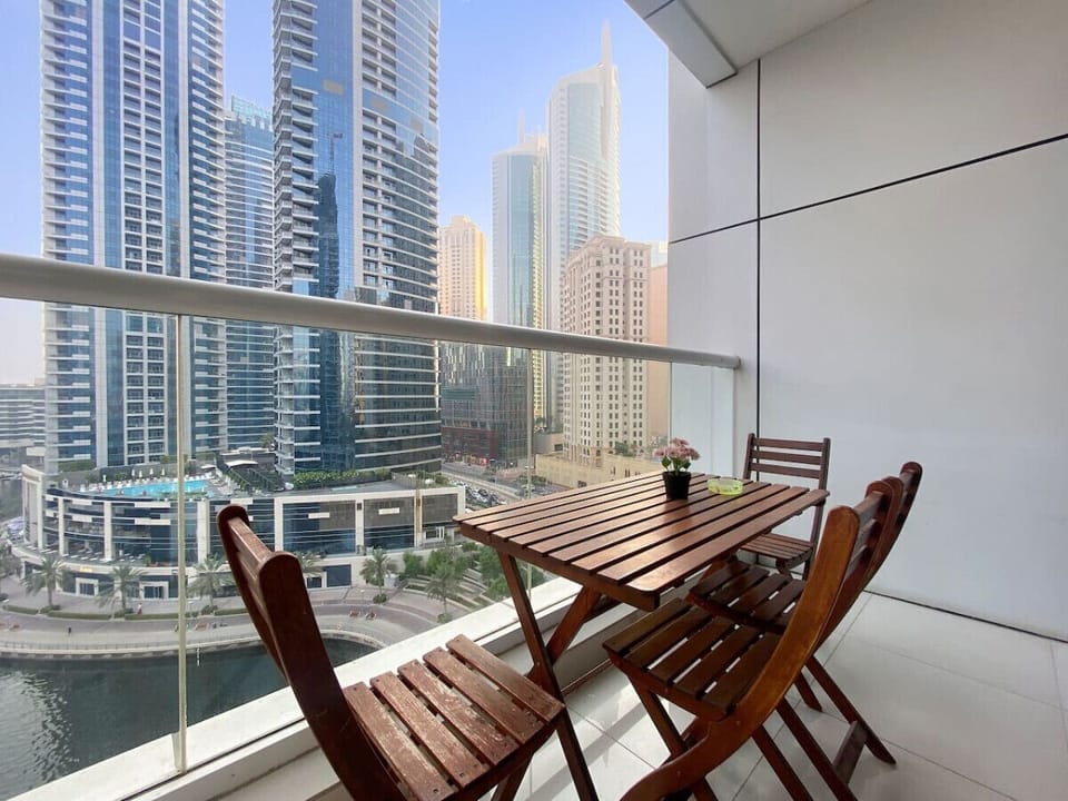 Balcony : Sip coffee while soaking in stunning city skyline views!