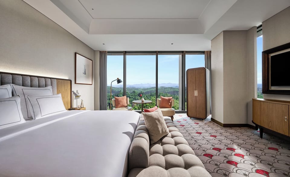 Grand Room, 1 King Bed | Premium bedding, minibar, in-room safe, desk