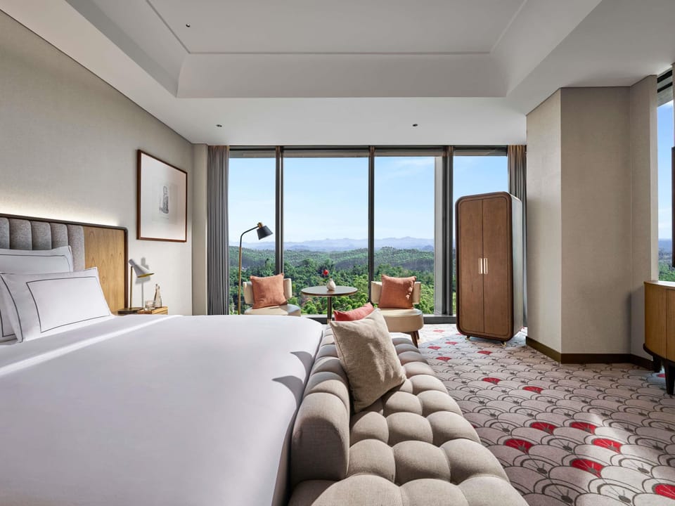 Grand Room, 1 King Bed | Premium bedding, minibar, in-room safe, desk