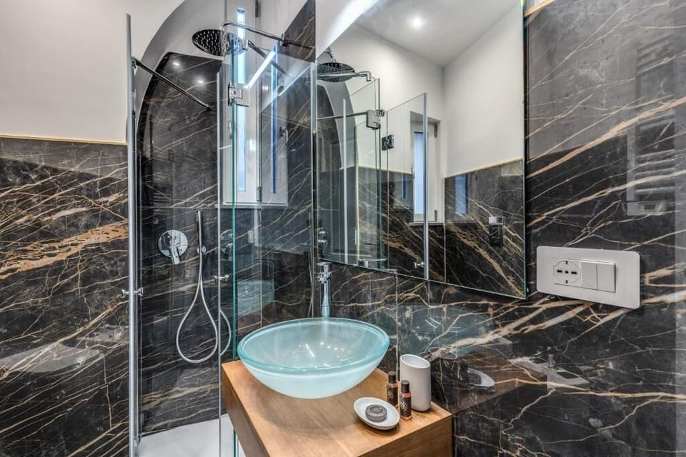 Deluxe Room | Bathroom | Shower, rainfall showerhead, designer toiletries, hair dryer