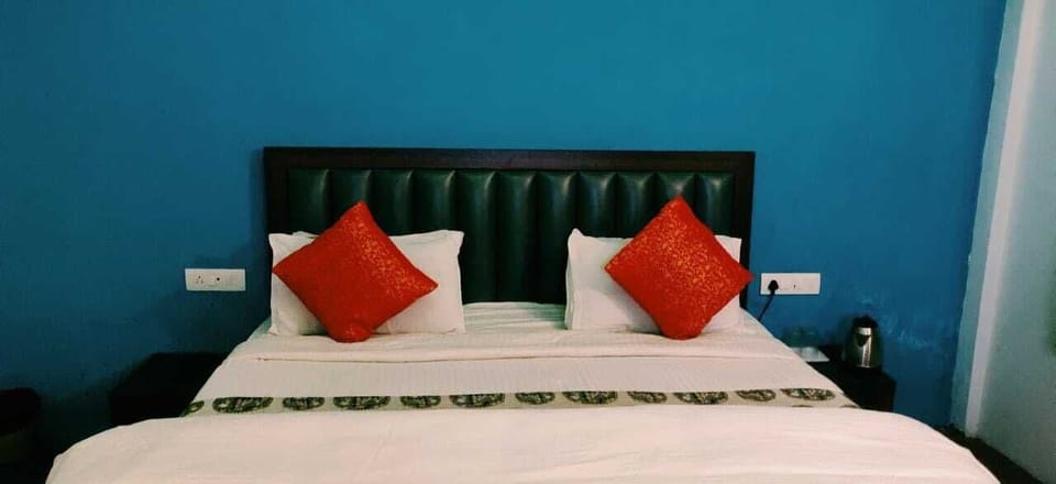 Deluxe Room, Mountain View | 1 bedroom, in-room safe, WiFi (free)