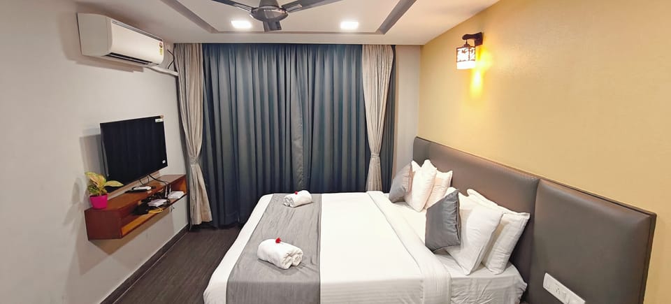 Deluxe Room | Premium bedding, down comforters, pillowtop beds, minibar