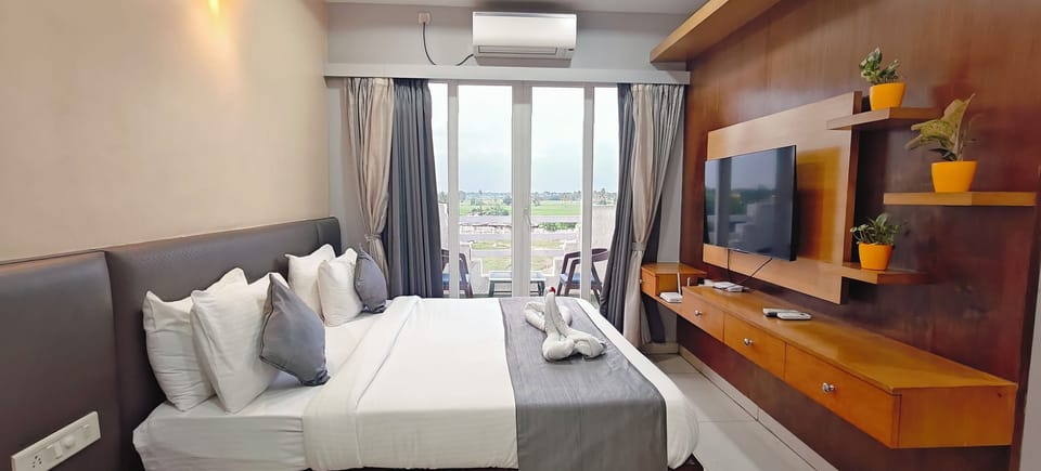 Deluxe Double Room | Premium bedding, down comforters, pillowtop beds, minibar