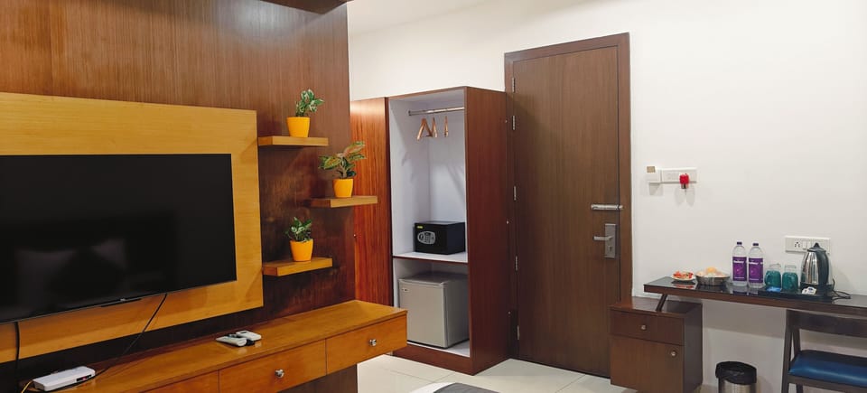 Deluxe Double Room | Premium bedding, down comforters, pillowtop beds, minibar