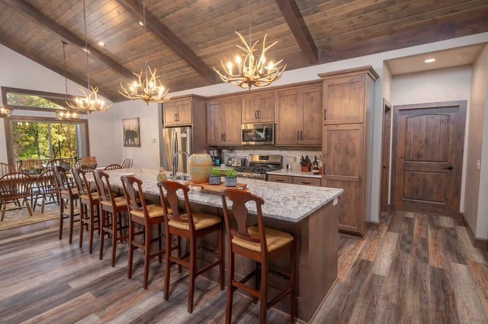 Fully equipped kitchen with eat at bar for 6 people.