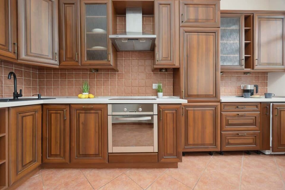 A classic kitchen in warm wooden tones offers full equipment, inviting you to prepare home-cooked meals.