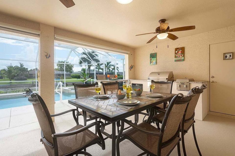 Dining Experience under the Covered Lanai