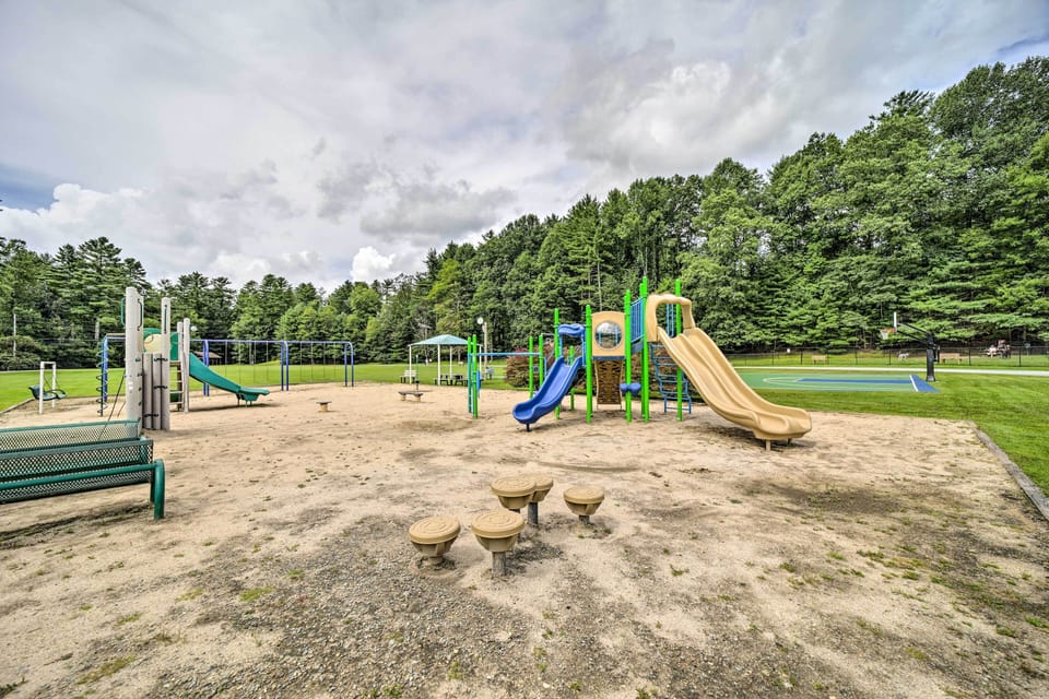 Sapphire Valley Condo w/ Pool & Lake Beach Access! Apartment in North Carolina
