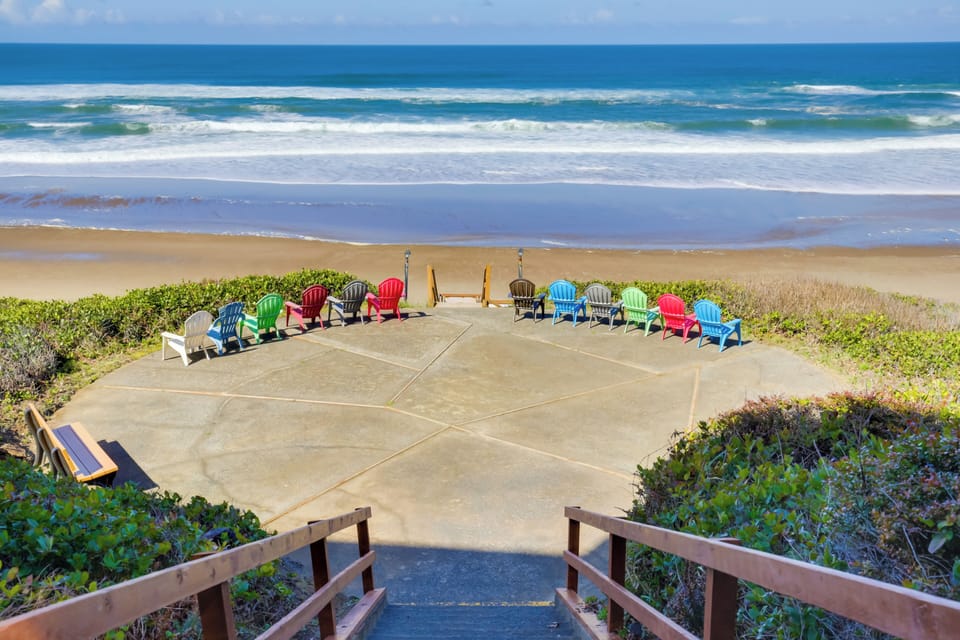 Comfortable Lincoln City Condo w/ Patio & Views! Apartment in Lincoln Beach