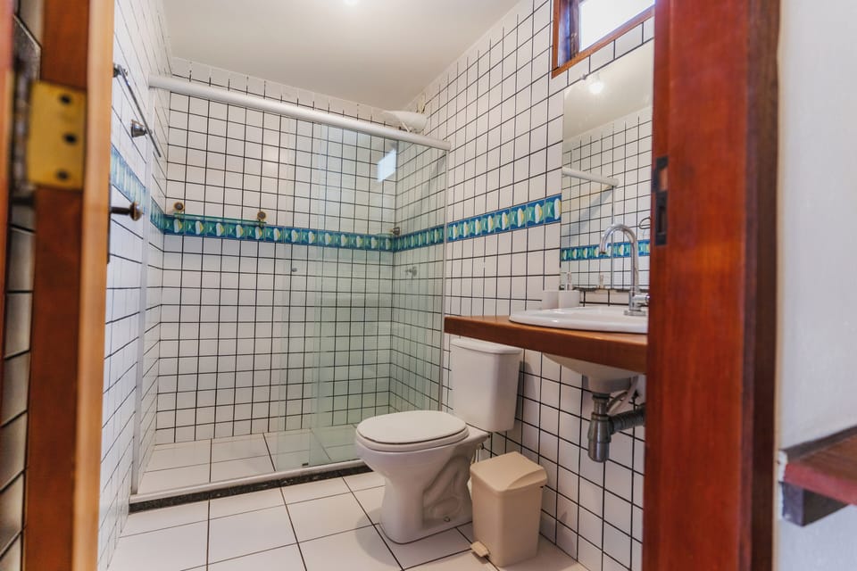 Shower, rainfall showerhead, free toiletries, towels