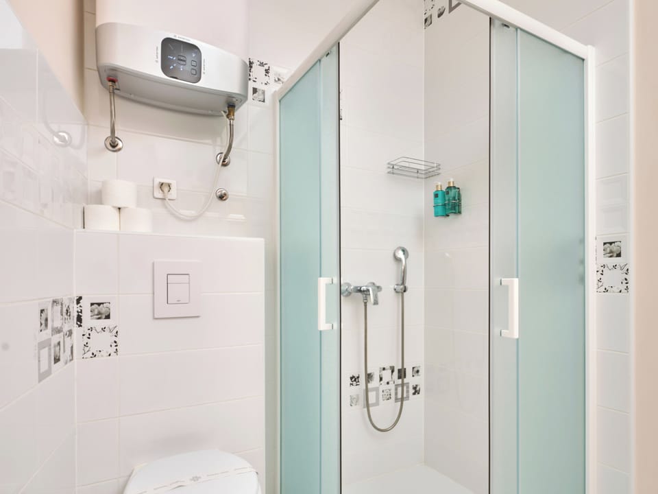 Premium double room | Bathroom | Shower, hair dryer, towels, soap