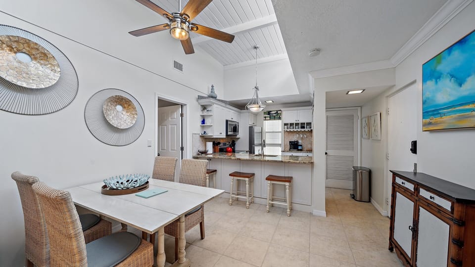 Condo, 2 Bedrooms | Dining