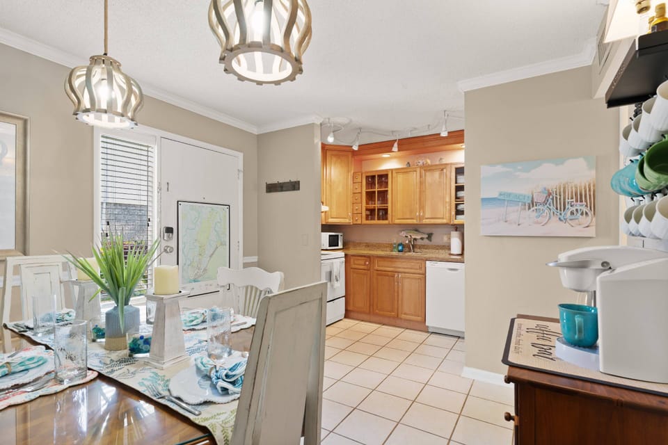 Your main entryway leading into your bright dining area and kitchen.