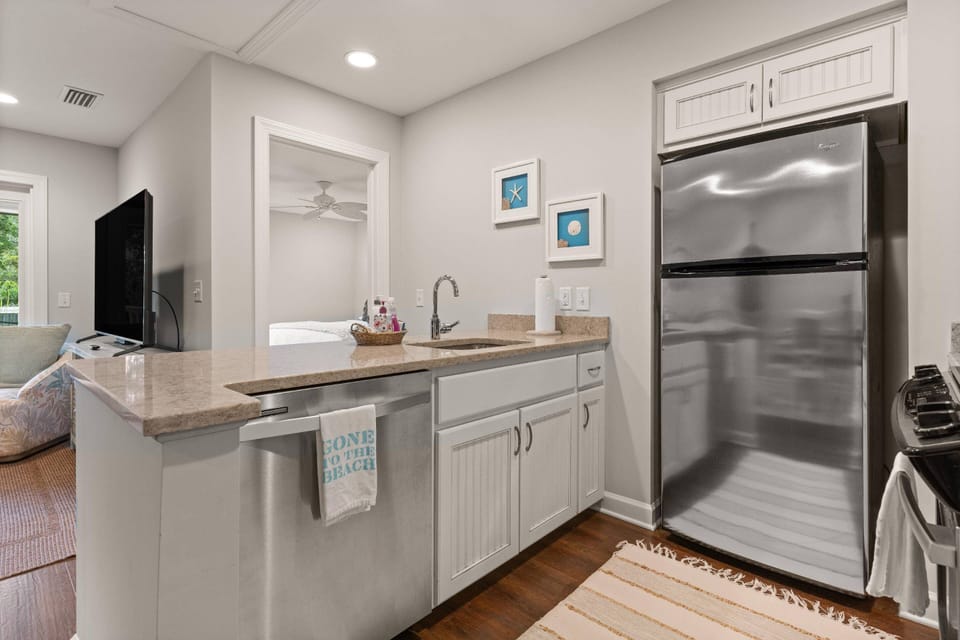 Of course there is a dishwasher - we don't want you to have to wash dishes by hand on your vacation.