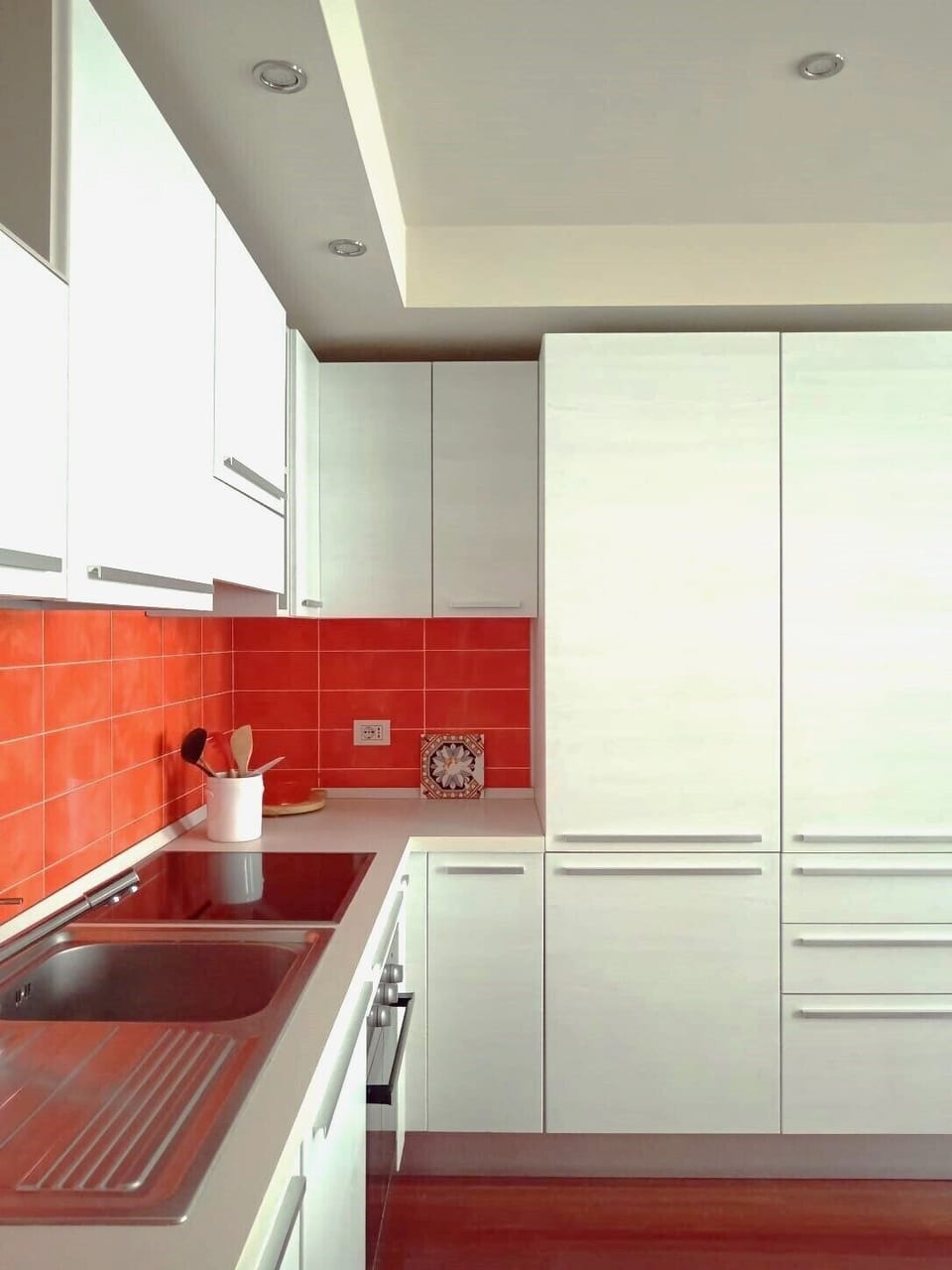 Full-size fridge, stovetop, dishwasher, cookware/dishes/utensils