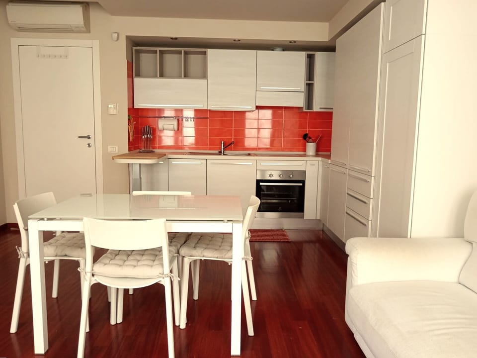 Full-size fridge, stovetop, dishwasher, cookware/dishes/utensils