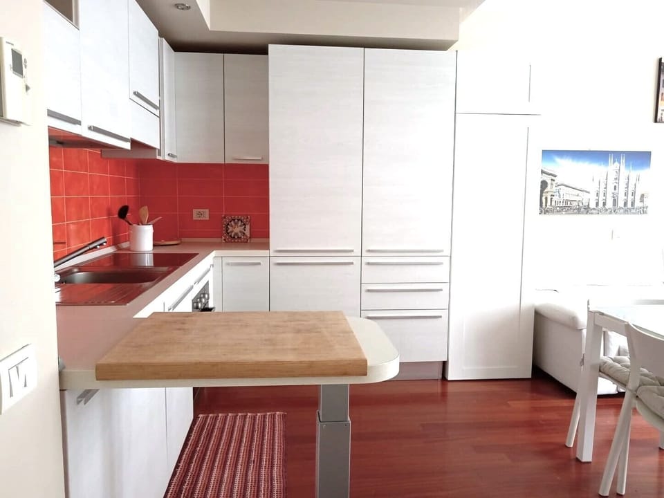 Full-size fridge, stovetop, dishwasher, cookware/dishes/utensils