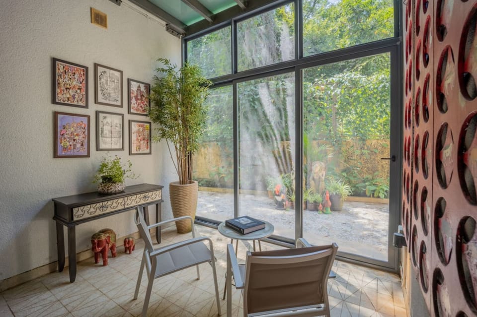 House | 4 bedrooms, desk