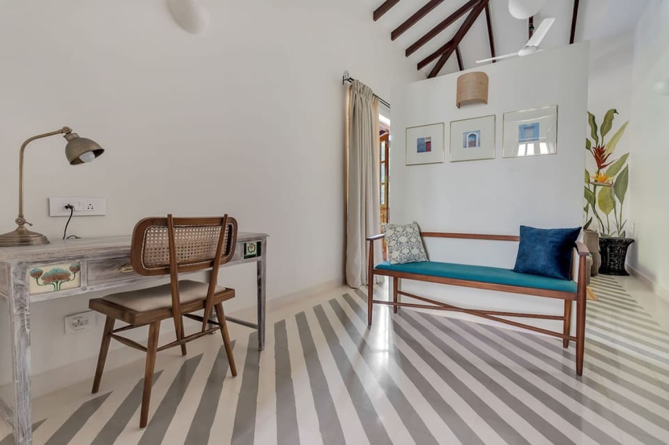 House | 4 bedrooms, desk