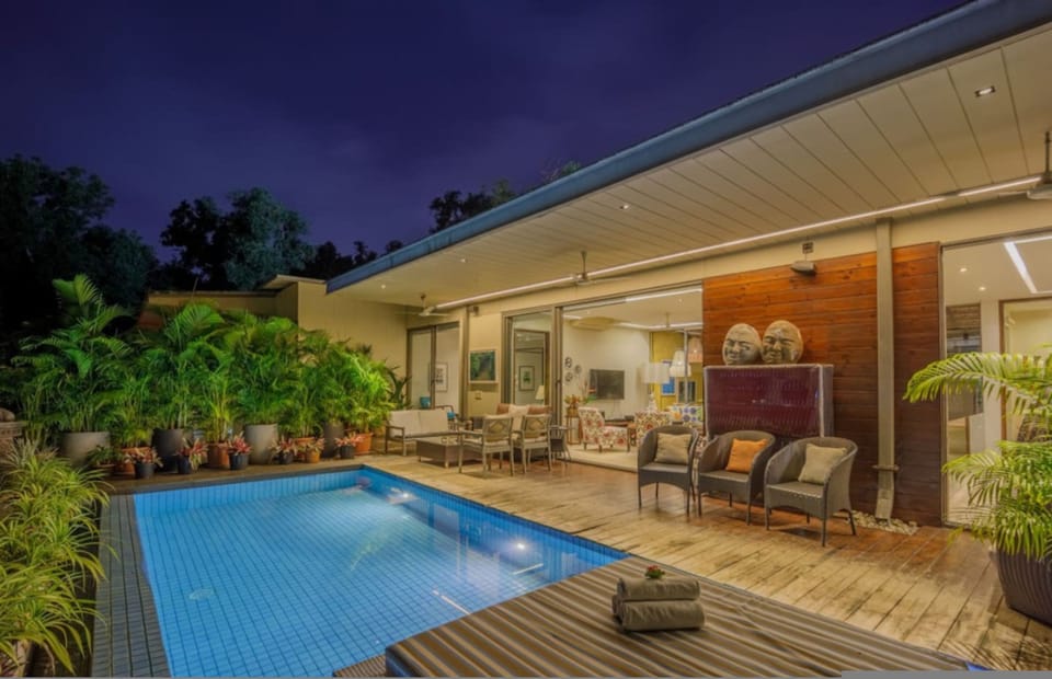 House | 4 bedrooms, desk