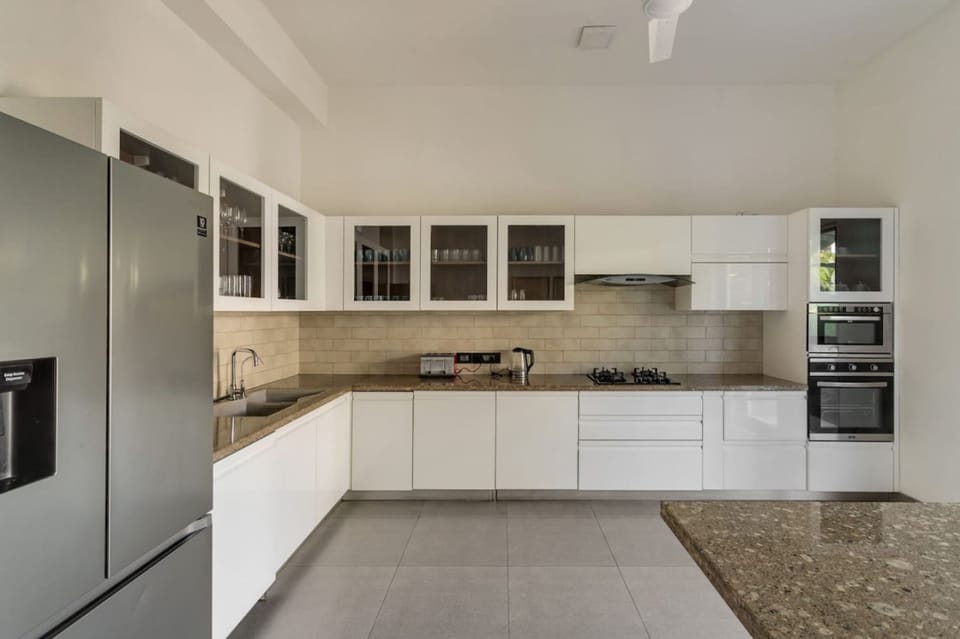 House | 5 bedrooms, desk