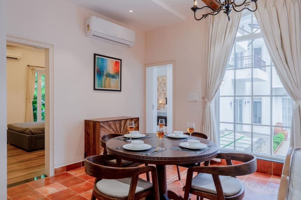 House | 3 bedrooms, desk