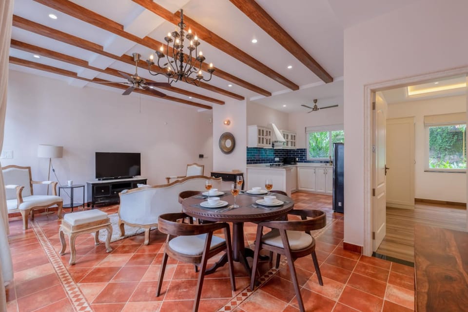 House | 3 bedrooms, desk