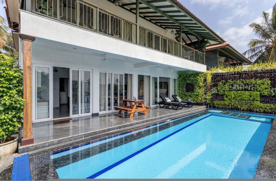 House | 6 bedrooms, desk