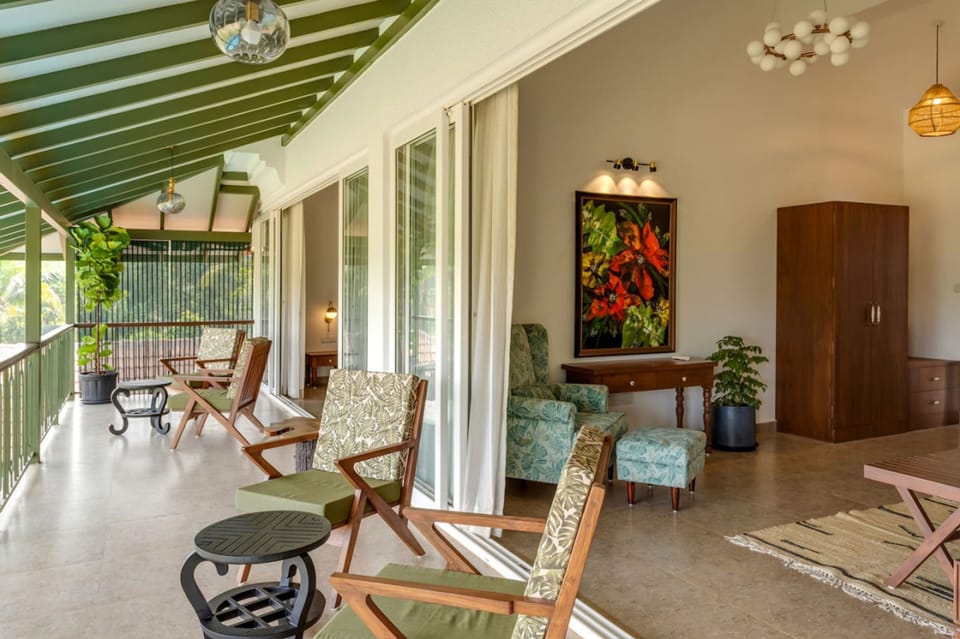 House | 6 bedrooms, desk