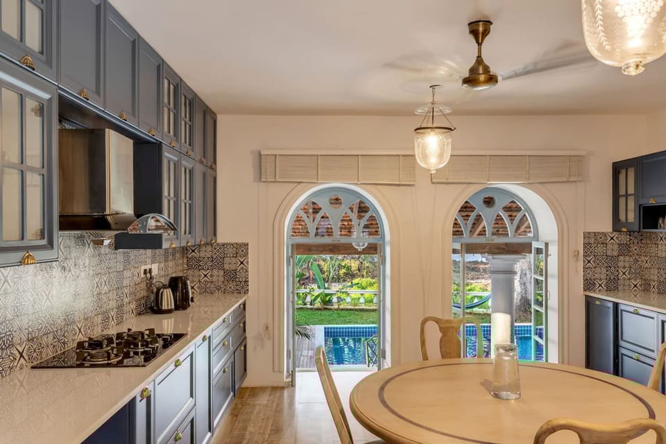 House | 5 bedrooms, desk