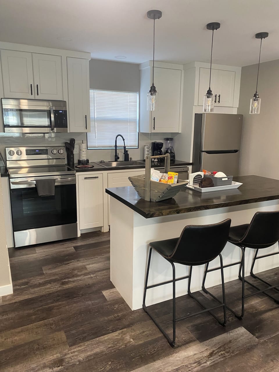 Family Suite, 1 Bedroom | Private kitchen | Paper towels
