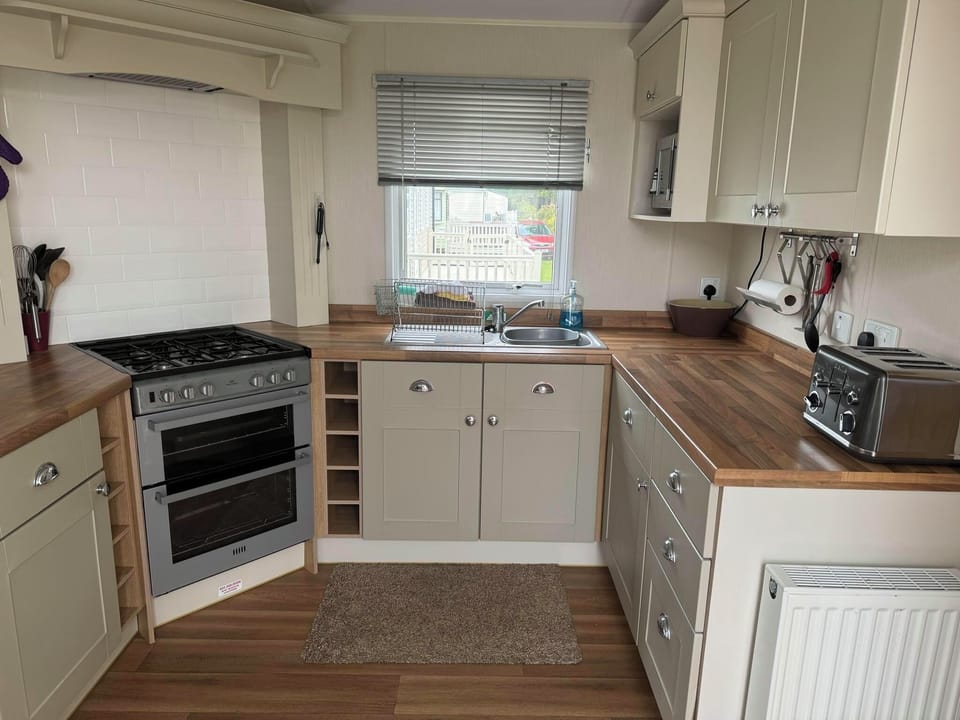 Chalet | Private kitchen | Fridge, microwave, oven, stovetop