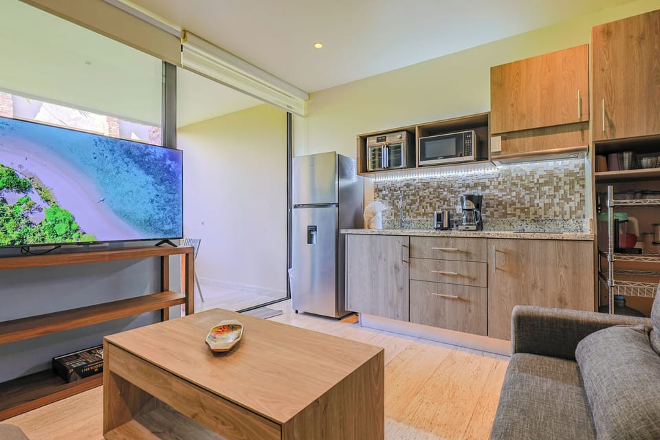 Standard Studio, 1 Queen Bed with Sofa bed, Balcony | Living area
