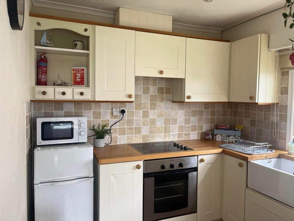 Chalet | Private kitchen | Fridge, microwave, oven, stovetop