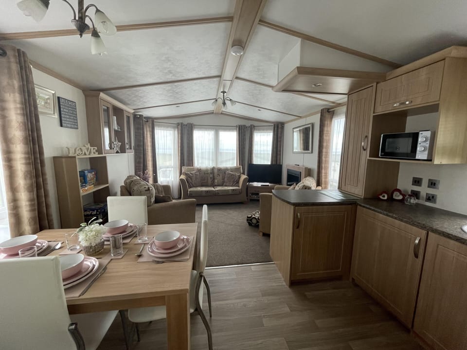 Cabin | Private kitchen | Fridge, microwave, oven, stovetop
