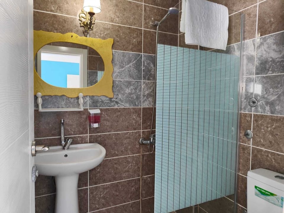 Family Double or Twin Room, Beach View | Bathroom