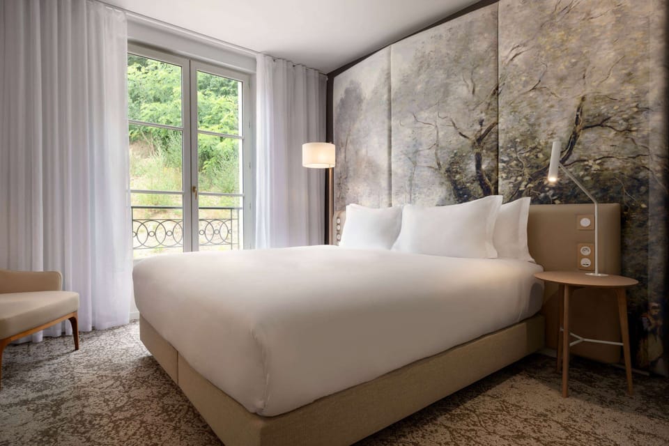 Premium bedding, in-room safe, desk, laptop workspace