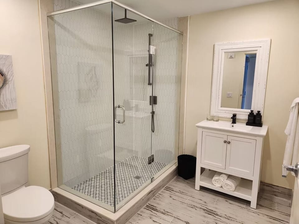 Shower, rainfall showerhead, free toiletries, hair dryer
