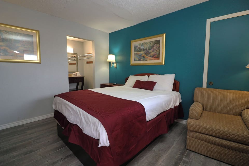 Standard Single Room, 1 King Bed, Smoking | Desk, iron/ironing board, WiFi (free), bed sheets