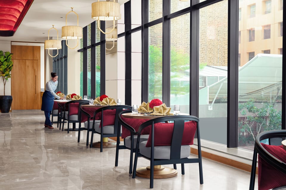 2 restaurants; breakfast, lunch, and dinner served