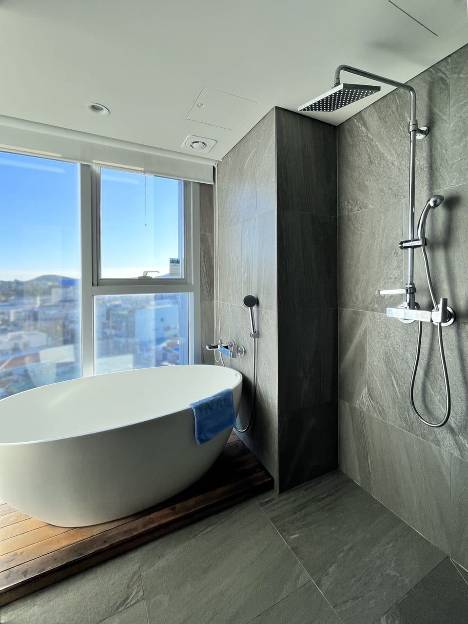 Family Suite | Deep soaking bathtub