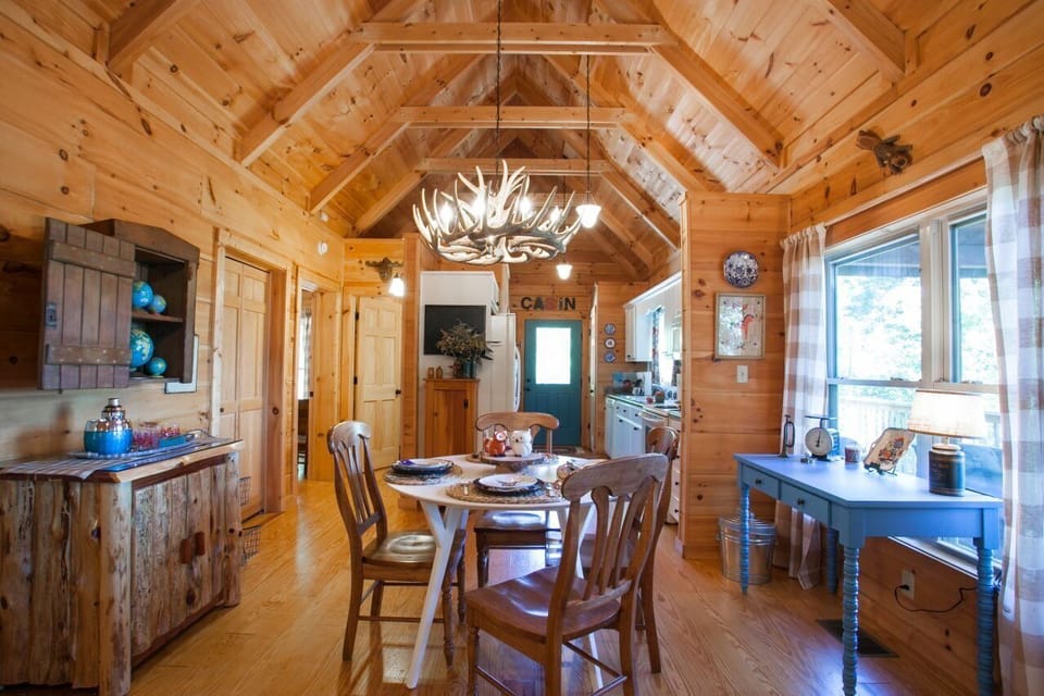 Bright & well-decorated dining area with seating for 4.